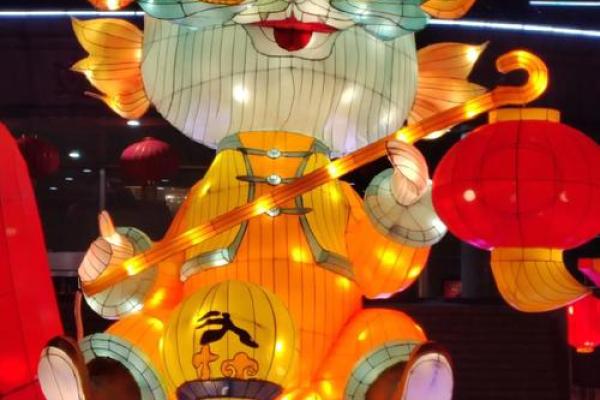 十一月的传统习俗：从古老的节令到现代的庆祝方式