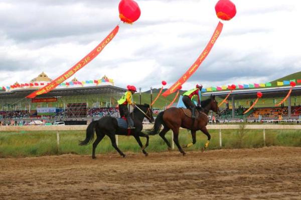 在那达慕节上品味蒙古风味的美食与饮品