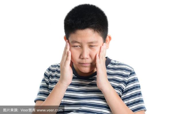 如何利用男孩头部的旋转来破解命运的谜团？