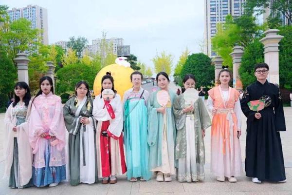 文化传承:探索秋季节日中的地方特色 文化传承:探索秋季节日中的地方特色