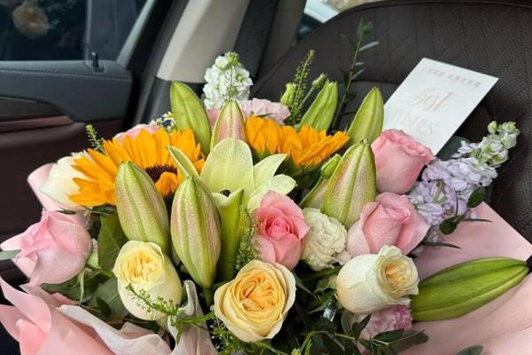 生日送百合花，象征纯洁与祝福