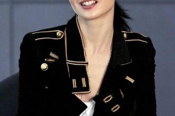 揭开张曼玉命理中的暗藏玄机:她的八字如何反而影响了她的事业 揭开张曼玉命理中的暗藏玄机:她的八字如何反而影响了她的事业