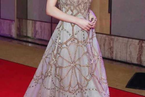 张嘉倪八字命理揭秘：她的命运密码暗藏玄机，你能看懂吗？