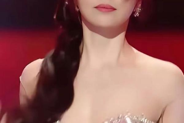 张靓颖八字命理揭秘：她成功的背后是否有命运的误区？