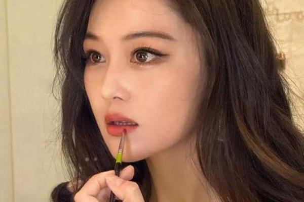 揭秘张馨予八字中的命运密码，暗藏玄机不为人知的部分